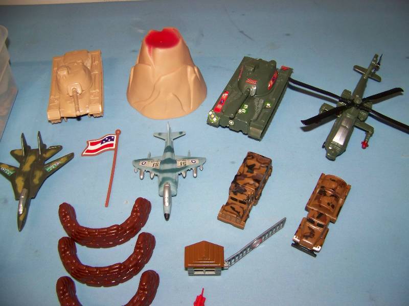 lot 64 image: Army  Military Figures with Vehicles and Accessories
