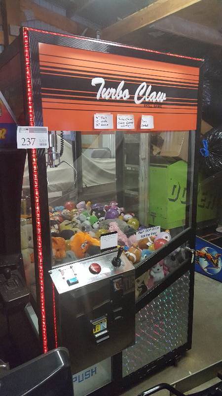 lot 37 image: Turbo Skill Claw Arcade Game