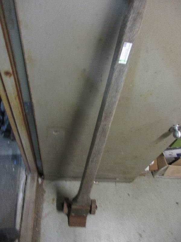 lot 5 image: 6 heavy duty leverage bar on wheels