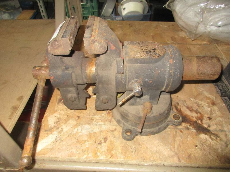 lot 13 image: Heavy duty bench vise