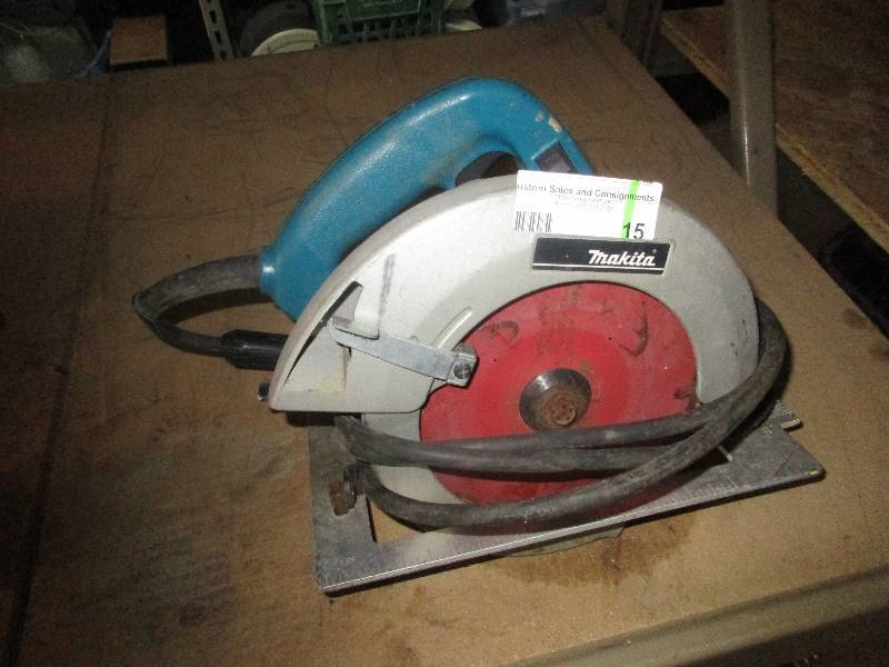 lot 15 image: Makita electric saw