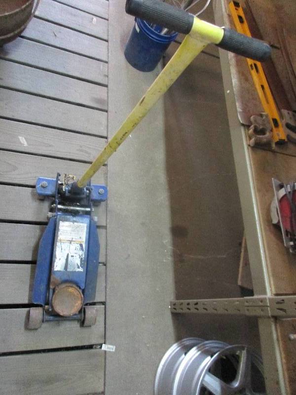 lot 19 image: floor jack
