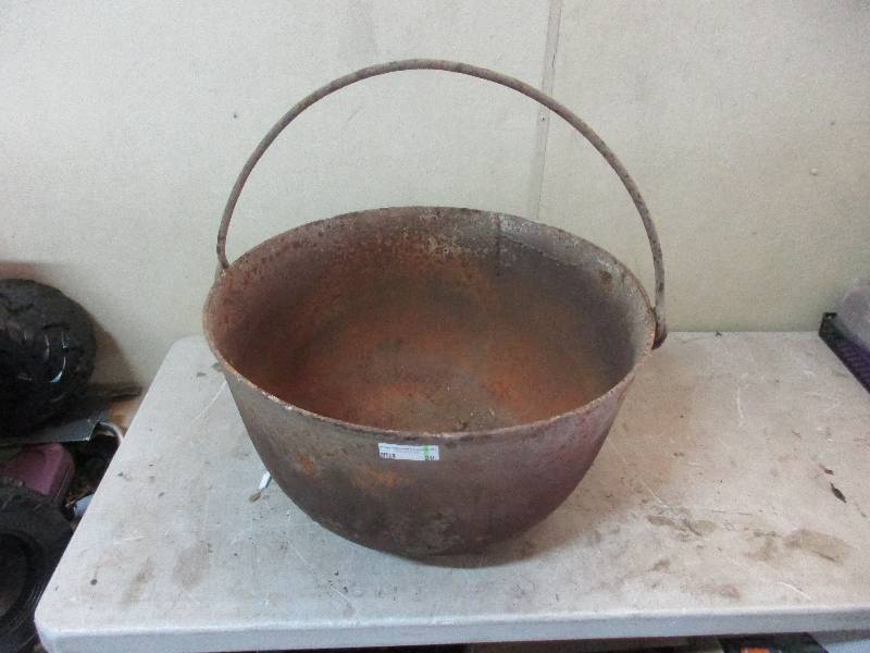 lot 20 image: Giant kettle