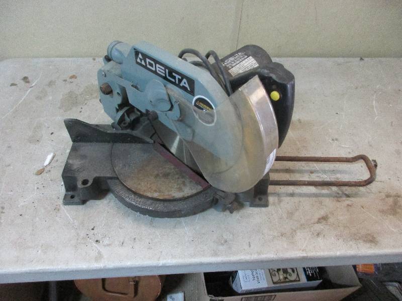 lot 21 image: delta 10 compound miter saw  MN 36-220 type 2