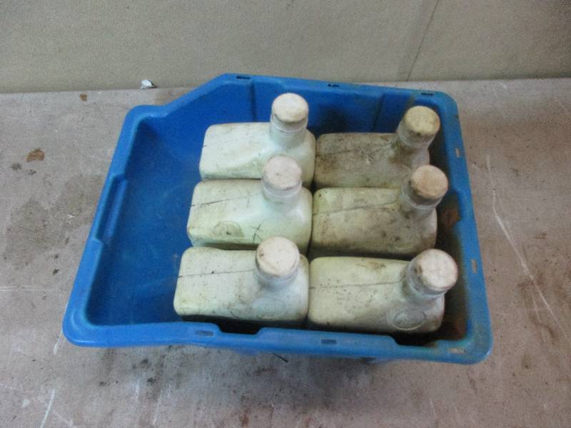 lot 27 image: 6 quarts Polaris ATV transmission fluid