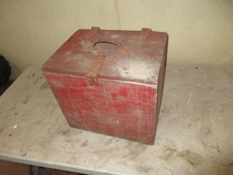 lot 29 image: wooden box w latch
