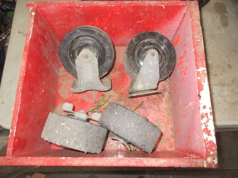 lot 33 image: 4 wheels and casters
