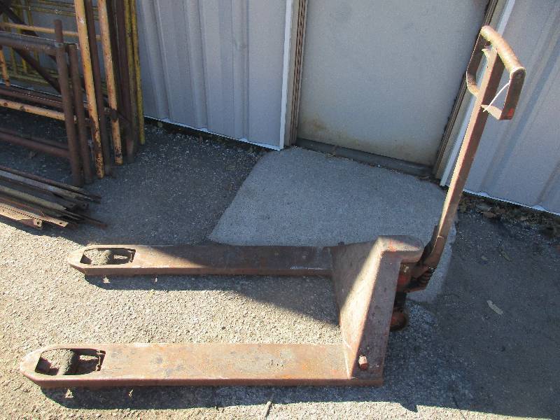 lot 42 image: Pallet jack