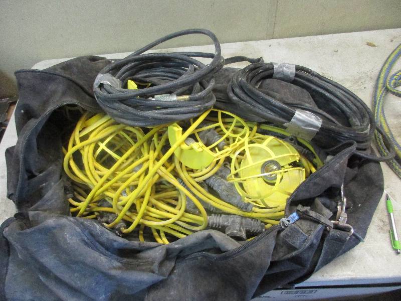 lot 51 image: bag of work lightsextension cords and tow rope