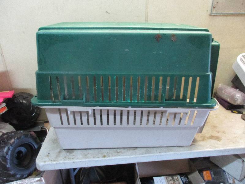 lot 52 image: large dog crate