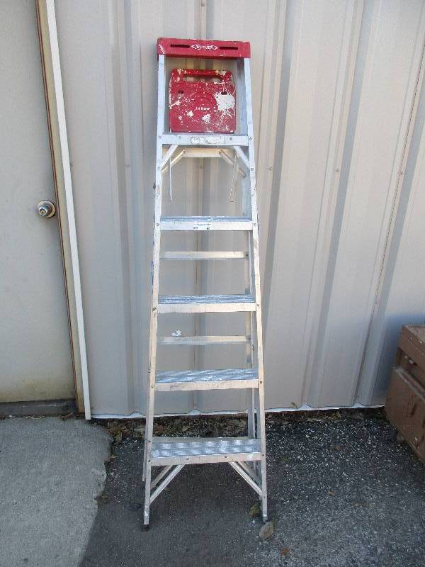 lot 60 image: 6 aluminum ladder