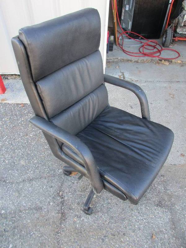 lot 70 image: office chair