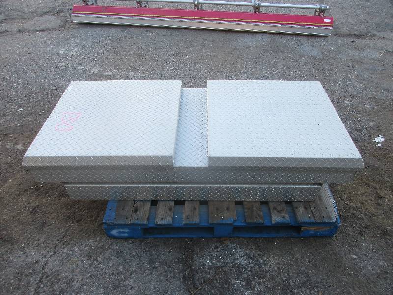 lot 74 image: diamond plate tool box
