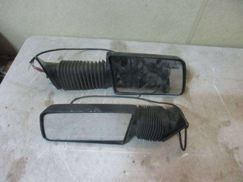 lot 83 image: truck mirrors w power