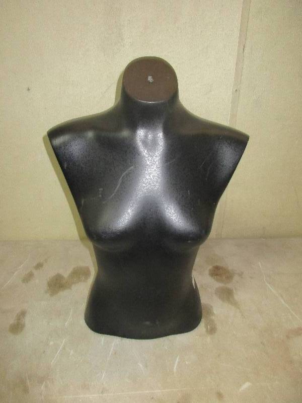 lot 85 image: womens clothes stand