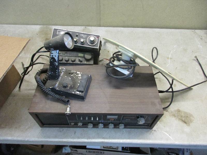 lot 147 image: 40 channel transceiver and microphone w cb radio