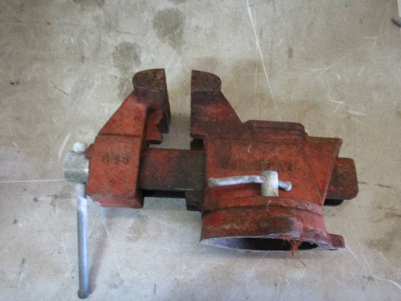 lot 178 image: bench top vise