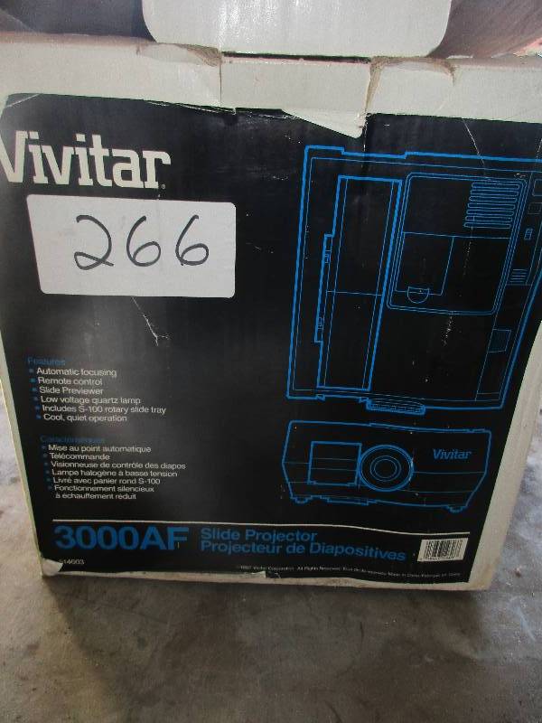 lot 222 image: vivatar slide projector and screen