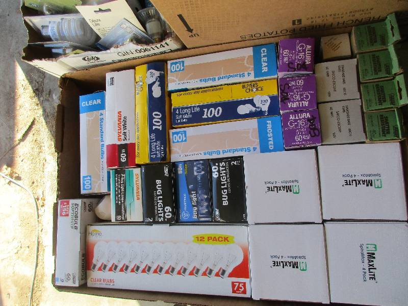 lot 223 image: lot of light bulbs