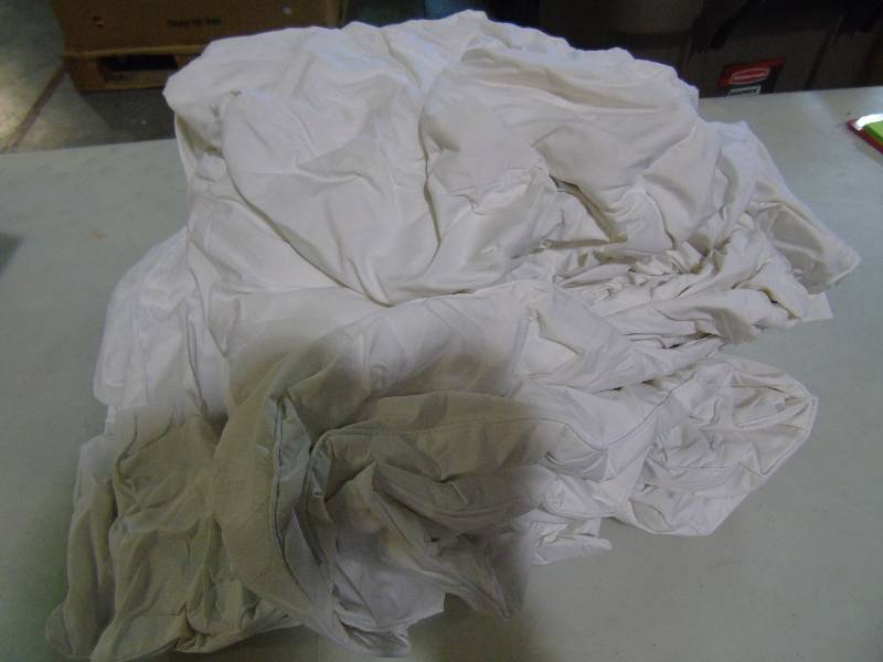 lot 200 image: Microfiber Down Comforter - FullQueen