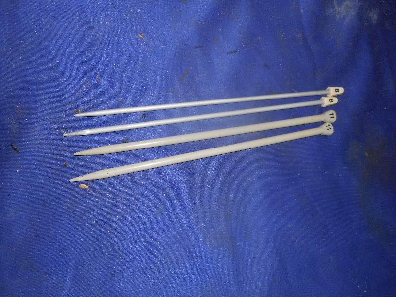 lot 9 image: KNITTING NEEDLES