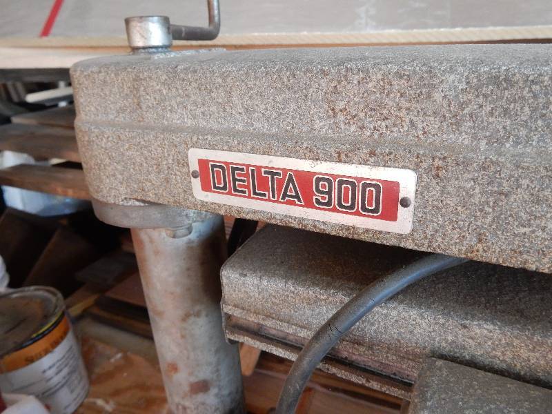 DELTA Radial Arm Saw.  On Rolling Cart.. Works Well