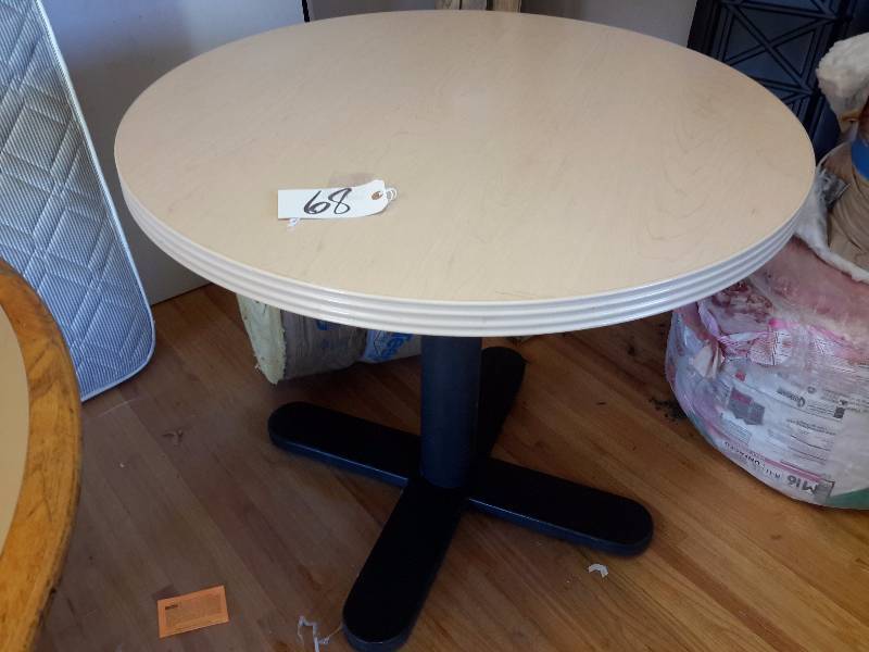Nice Pedestal Table. 4 legs