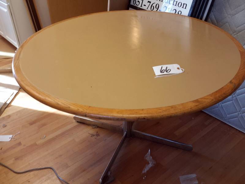 Nice Pedestal Table. 4 legs