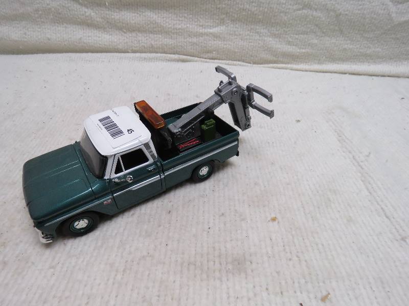 Collectible MotorMax Tow truck