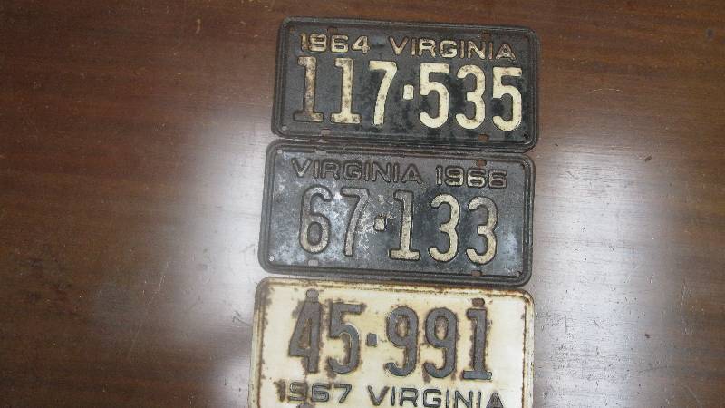 lot 3 image: 3 Vintage 1960s Virginia License Plates