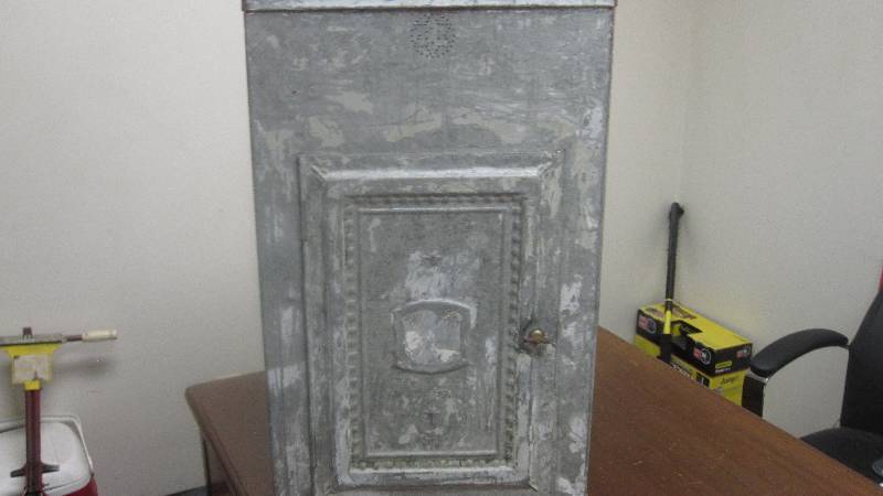 lot 5 image: Vintage Pie Safe