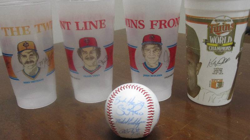 lot 10 image: 2010 MN Twins autograped Ball and collector cups