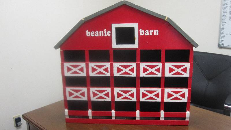 lot 13 image: Large wood Beanie Barn Beanie Baby display case