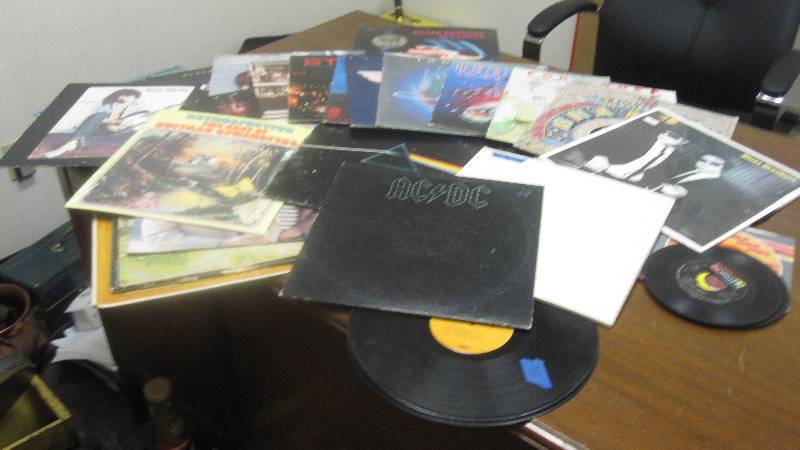 lot 19 image: Huge lot of Vintage Classic Rock vinyl records