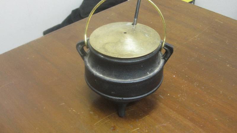 lot 32 image: Vintage Cast iron Fire Starter Cauldron