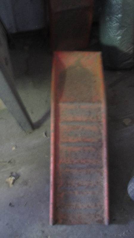 lot 60 image: Metal car ramps