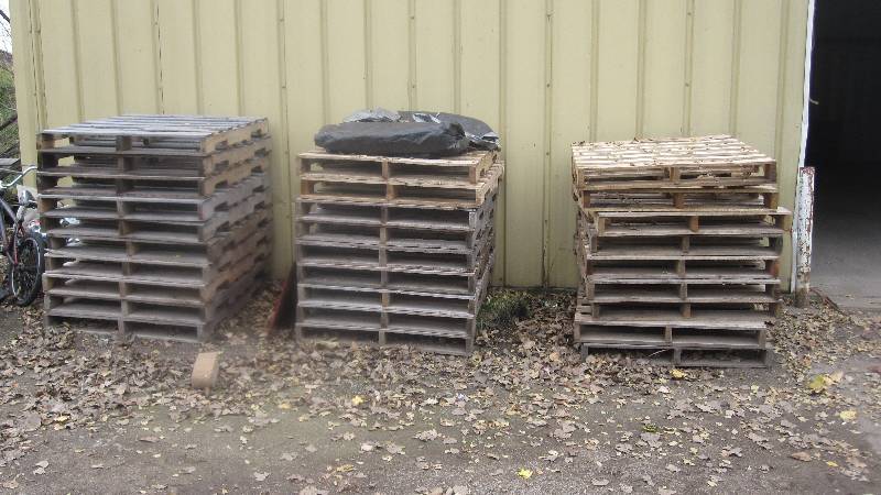 lot 68 image: 3 stacks of pallets