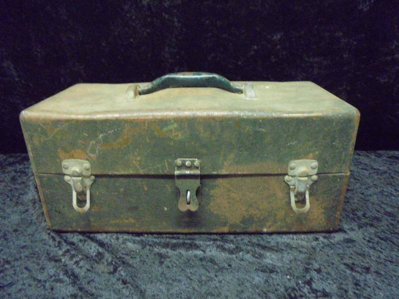 Vintage Metal Tacklebox, 7x16x7