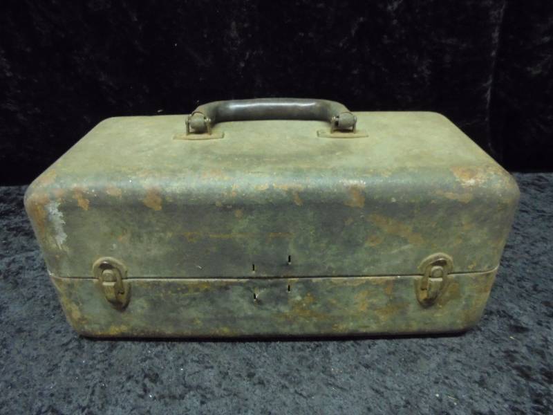 Vintage Metal Tacklebox, 7x15x6