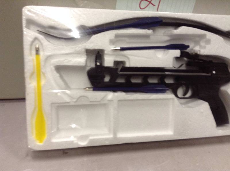 lot 21 image: Pistol Cross Bow - Never used only 2 bolts included