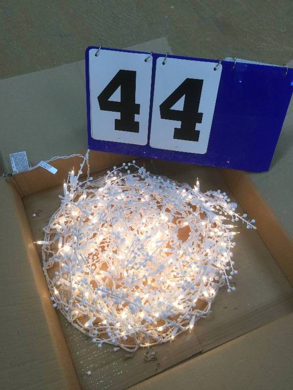 lot 44 image: GE 21332 Lighted White Berry Christmas Wreath, 30 stock and actual photos used to display item