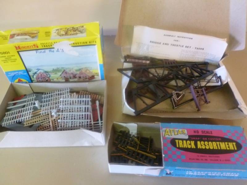 HO Scale Train Set Items