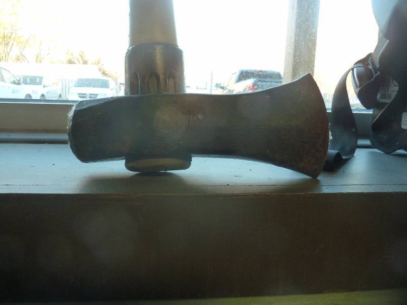 lot 10 image: Truper Splitting Maul