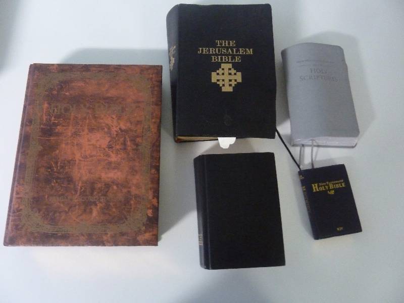 lot 32 image: Bible Lot