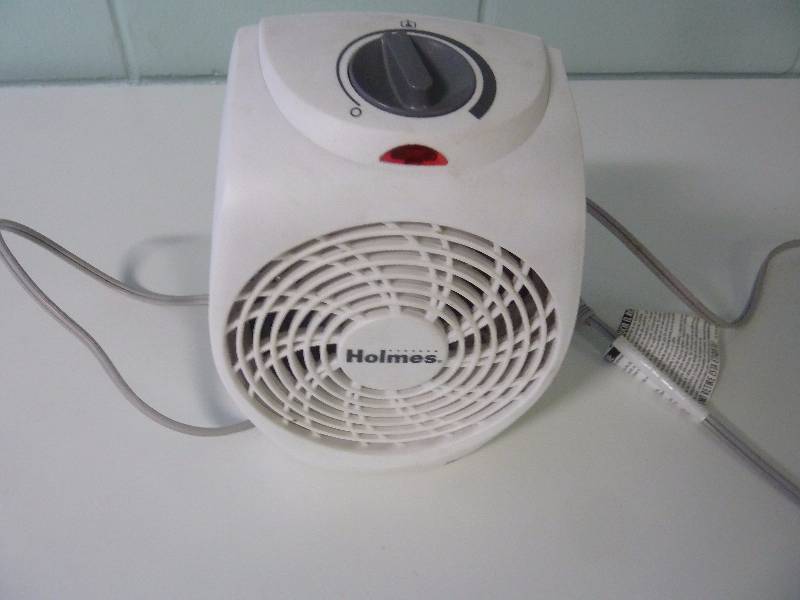 lot 35 image: Holmes Small Heater