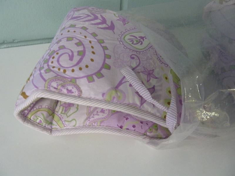 lot 40 image: Crib Bumpers