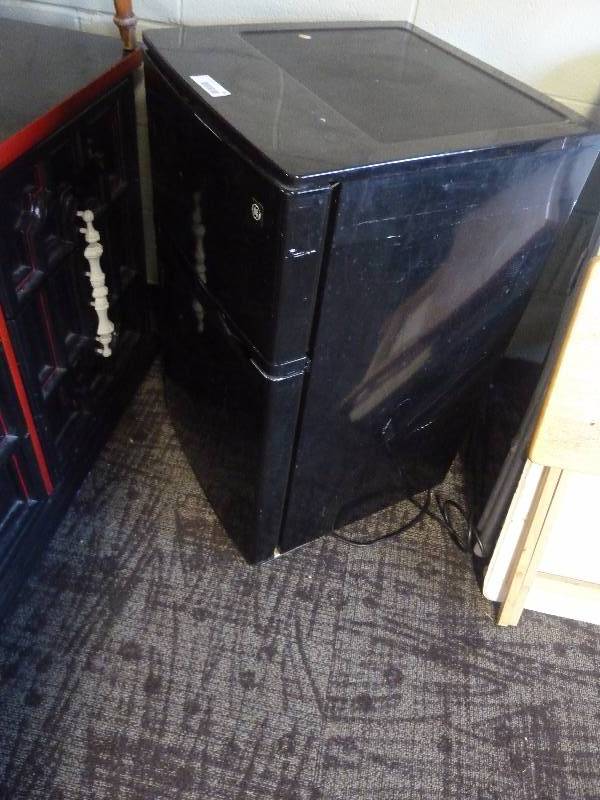 lot 44 image: GE Mini FridgeFreezer
