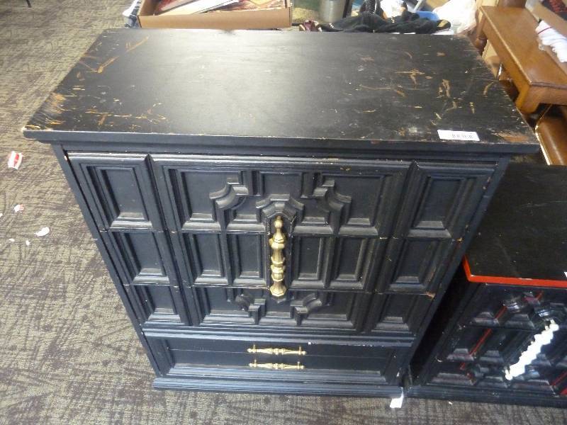 lot 47 image: Dresser
