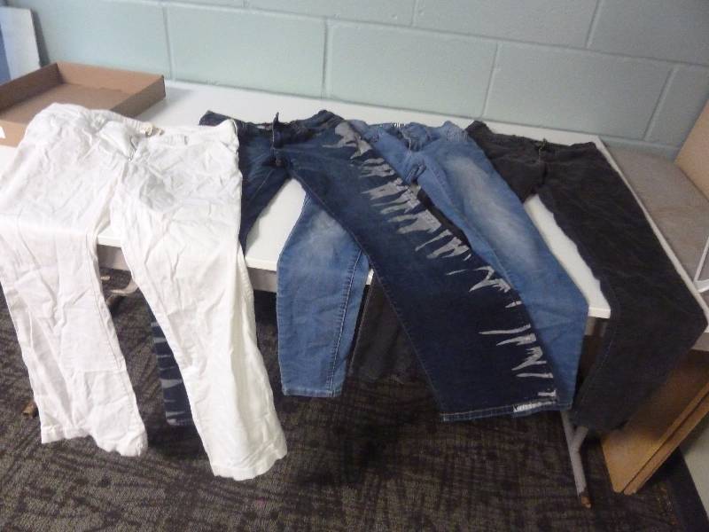 lot 49 image: Womens Jeans