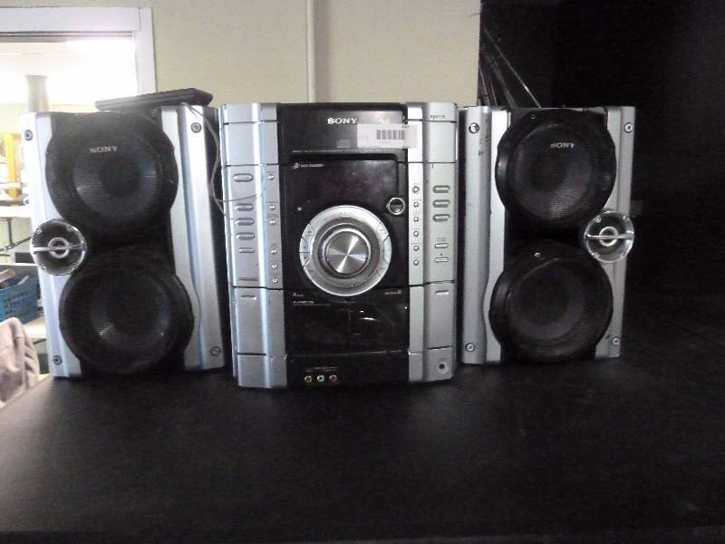 lot 117 image: Sony Stereo with Speakers